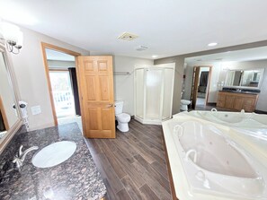 Deluxe Suite, 1 King Bed, Non Smoking, Jetted Tub | Individually decorated, individually furnished, laptop workspace - Super 8 by Wyndham Platteville (Platteville)
