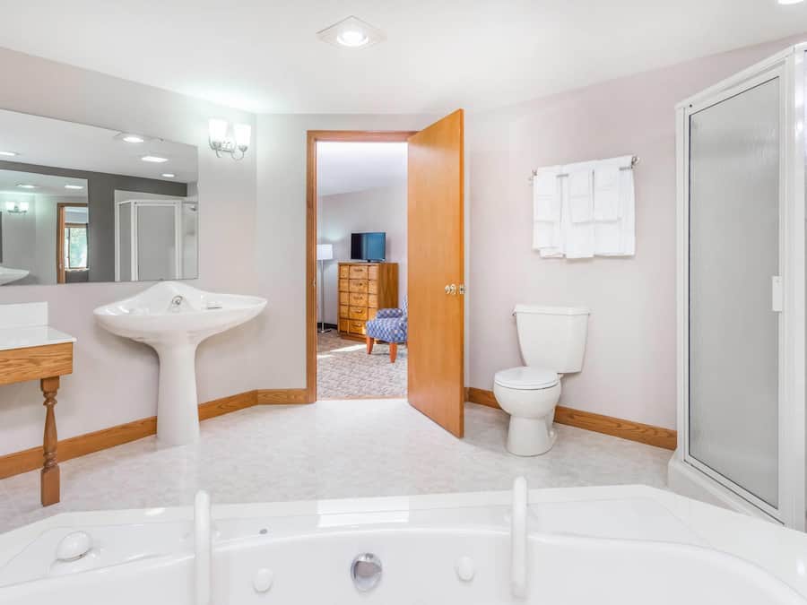 Combined shower/bathtub, free toiletries, hair dryer, towels