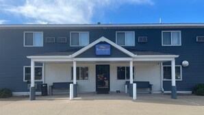 A hotel with a blue exterior, a covered entrance, and a sign reading 'Baymont Inn Suites by Wyndham.' -  Baymont Inn And Suites By Wyndham Platteville  (Platteville)