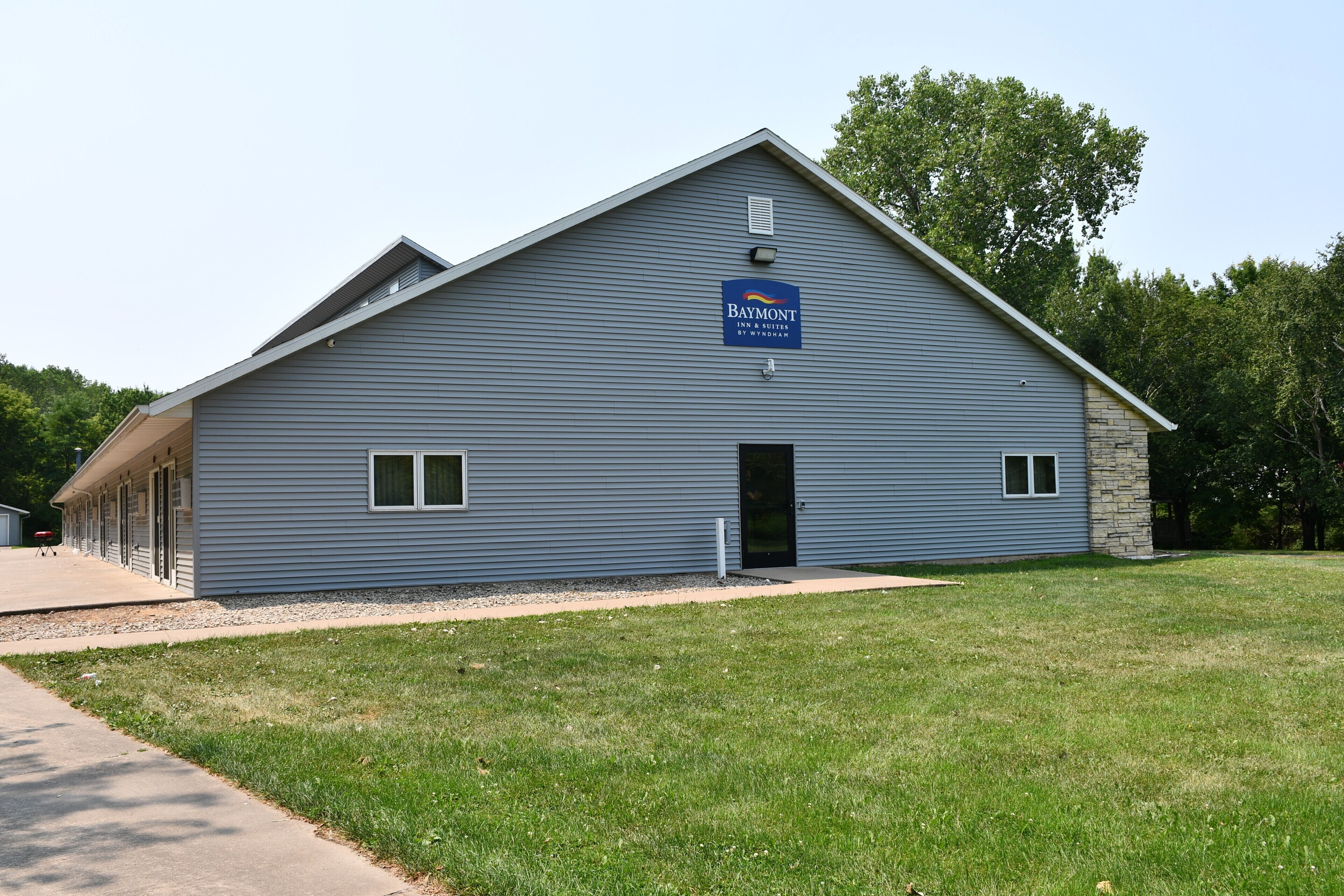 A building with a sign for Baymont Inn & Suites by Wyndham.