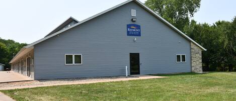 A building with a sign for Baymont Inn & Suites by Wyndham.
