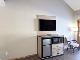 Deluxe Suite, Multiple Beds, Non Smoking | Individually decorated, individually furnished, laptop workspace