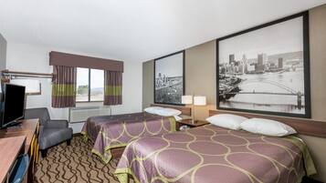 Escritorio, cortinas blackout y tabla de planchar con plancha