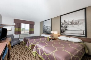 Desk, blackout drapes, iron/ironing board, free WiFi - Super 8 by Wyndham Bedford (Bedford)