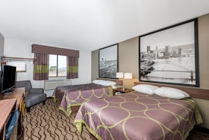 Escritorio, cortinas blackout y tabla de planchar con plancha