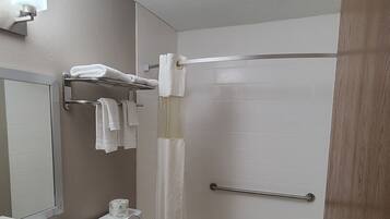 Suihkun ja ammeen yhdistelmä, hiustenkuivaaja, pyyhkeet