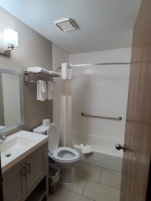 Combined shower/tub, hair dryer, towels - Super 8 by Wyndham Bedford (Bedford)