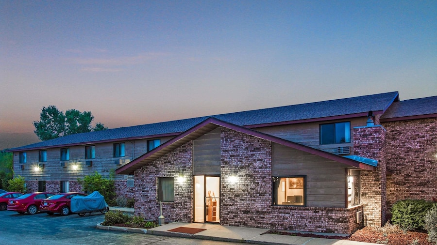 Super 8 by Wyndham Hartford WI