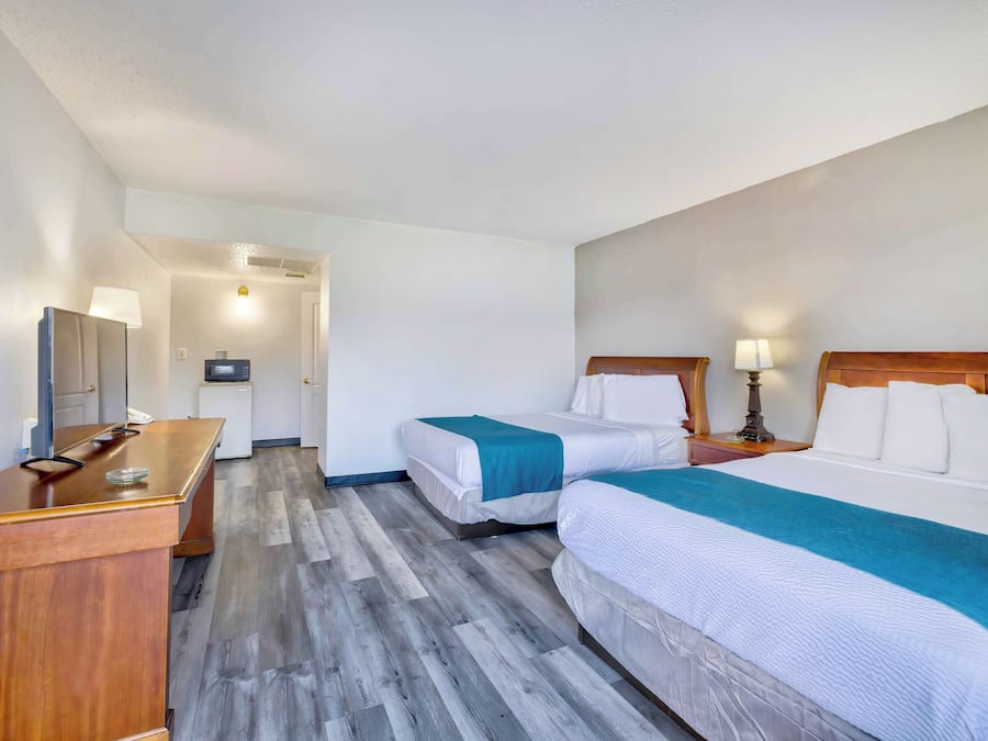 Seterika/papan seterika, Wi-fi percuma, cadar katil, jam penggera