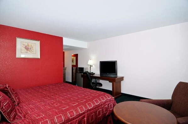 A hotel room with a bed, a desk with a television, a chair, and a small table. - Motel 6 - Harrisburg, PA - Near PA Expo Center (Harrisburg)