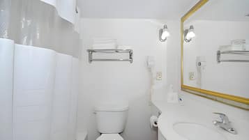 Amenidades de baño gratuitas, secadora de cabello, toallas