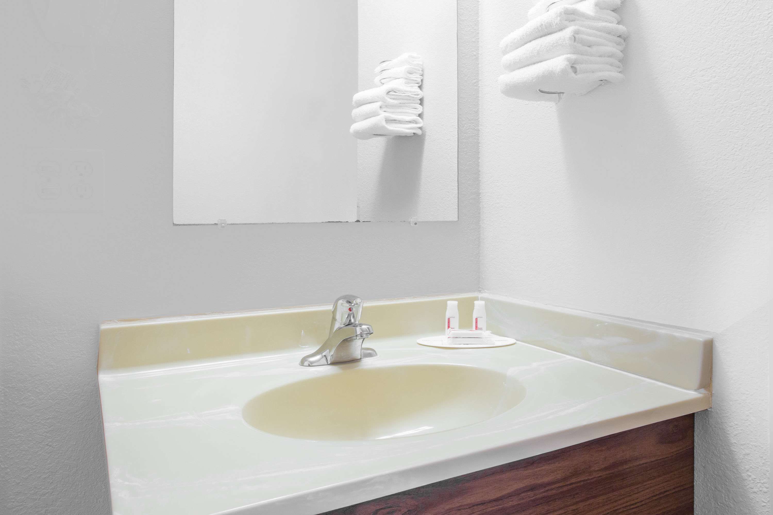 Ensemble douche/baignoire, sèche-cheveux, serviettes fournies, savon