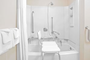 Chambre, 1 grand lit, accessible aux personnes à mobilité réduite, non-fumeur | Salle de bain | Ensemble baignoire-douche, séchoir à cheveux, serviettes fournies, savon