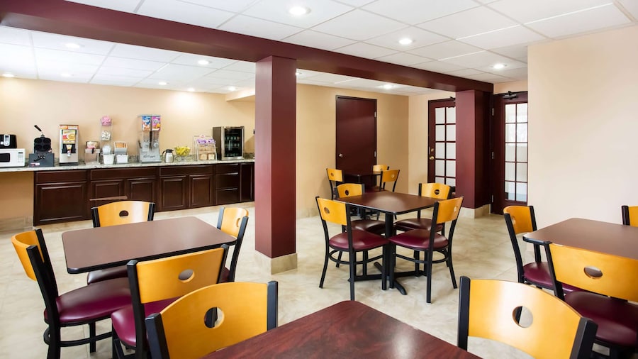 Super 8 by Wyndham Chester/Richmond Area