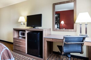 Escritorio, cortinas blackout, cunas gratuitas y wifi gratis 