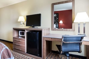 Escritorio, cortinas blackout, cunas gratuitas y wifi gratis