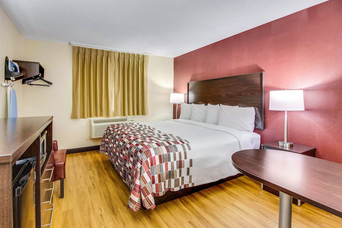 Superior Room, 1 King Bed, Non Smoking | Desk, blackout drapes, iron/ironing board, free cribs/infant beds