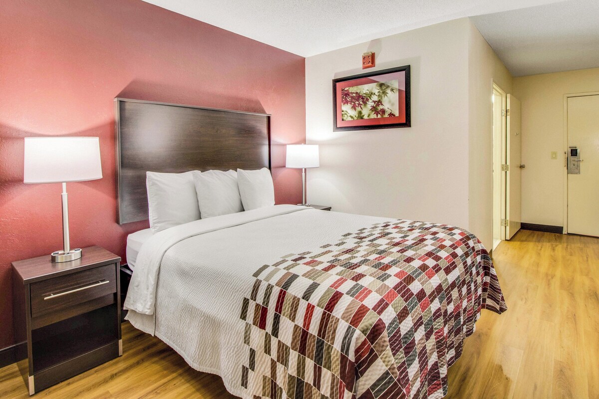 Chambre Deluxe, 1 grand lit, accessible aux personnes à mobilité réduite, non-fumeur | Bureau, rideaux d’obscurcissement, fer et planche à repasser