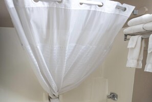 Duschwanne, kostenlose Toilettenartikel, Haartrockner, Handtücher