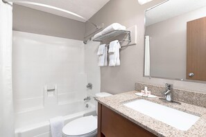 Combined shower/bathtub, free toiletries, hair dryer, towels