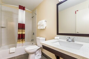 Habitación superior, 1 cama de matrimonio grande, no fumadores | Baño | Ducha y bañera combinadas y toallas