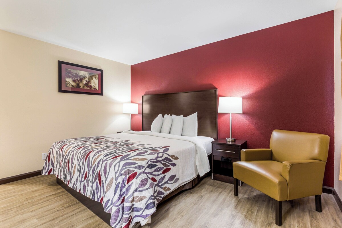 Standard Room, 1 King Bed, Non Smoking | WiFi (free), bed sheets