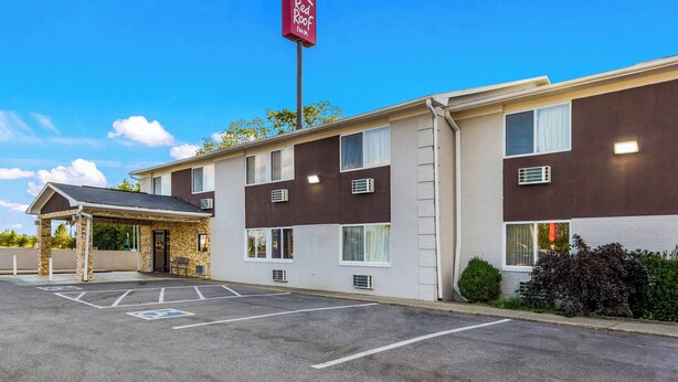 A Red Roof Inn with a covered parking area and a clear blue sky. - Red Roof Inn Dry Ridge (Dry Ridge)