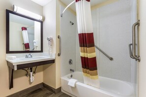 Bathroom - Red Roof Inn Dry Ridge (Dry Ridge)