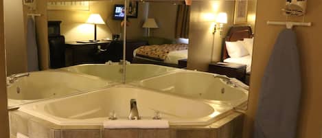 Executive Suite, 1 King Bed, Non Smoking | Jetted tub