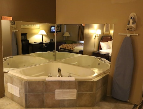 Executive Suite, 1 King Bed, Non Smoking | Jetted tub