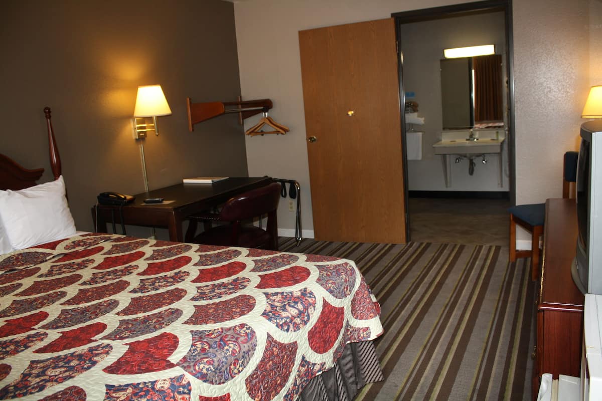 Standard Room, 1 King Bed, Accessible, Non Smoking | Iron/ironing board, cribs (free), rollaway beds (surcharge), WiFi (free)