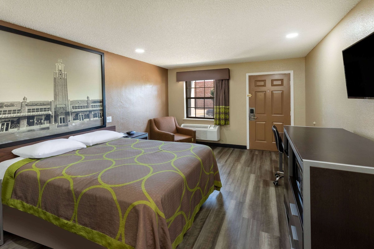 Standard Room, 1 Queen Bed, Smoking | Desk, laptop workspace, iron/ironing board, free WiFi