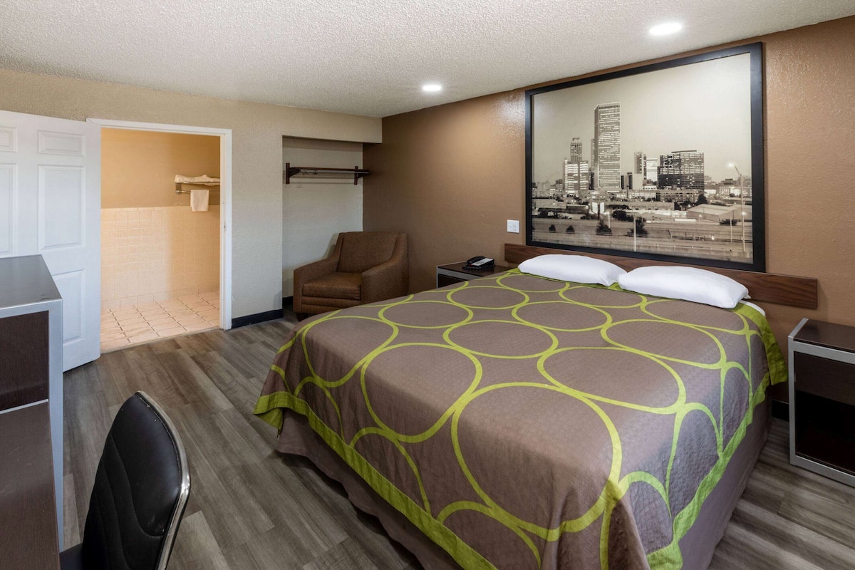 Room, Accessible | Desk, laptop workspace, iron/ironing board, free WiFi