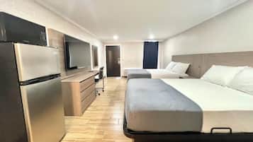 Quarto standard, 2 camas de casal | Escrivaninha, espaço de trabalho para notebook