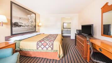 Een bureau, een laptopwerkplek, een strijkplank/strijkijzer, gratis wifi