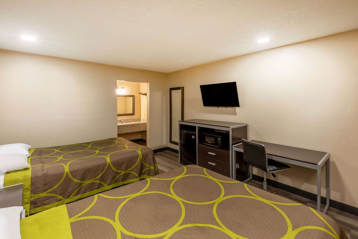 Desk, laptop workspace, iron/ironing board, free WiFi