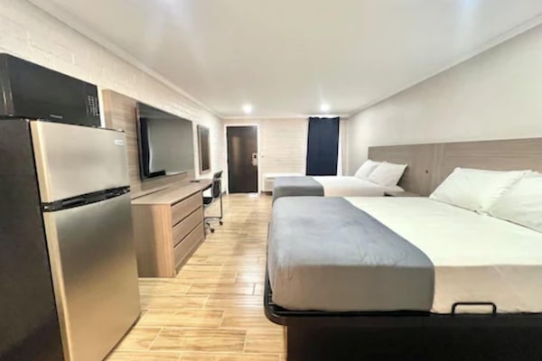 Rom – standard, 2 dobbeltsenger | Skrivebord, skrivebord for bærbar PC og strykejern/-brett