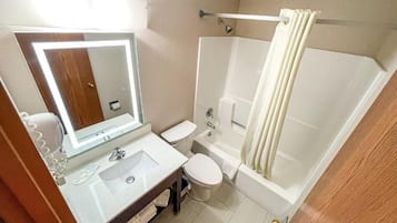 Suihkun ja ammeen yhdistelmä, sadesuihkupää, ilmaiset hygieniatuotteet