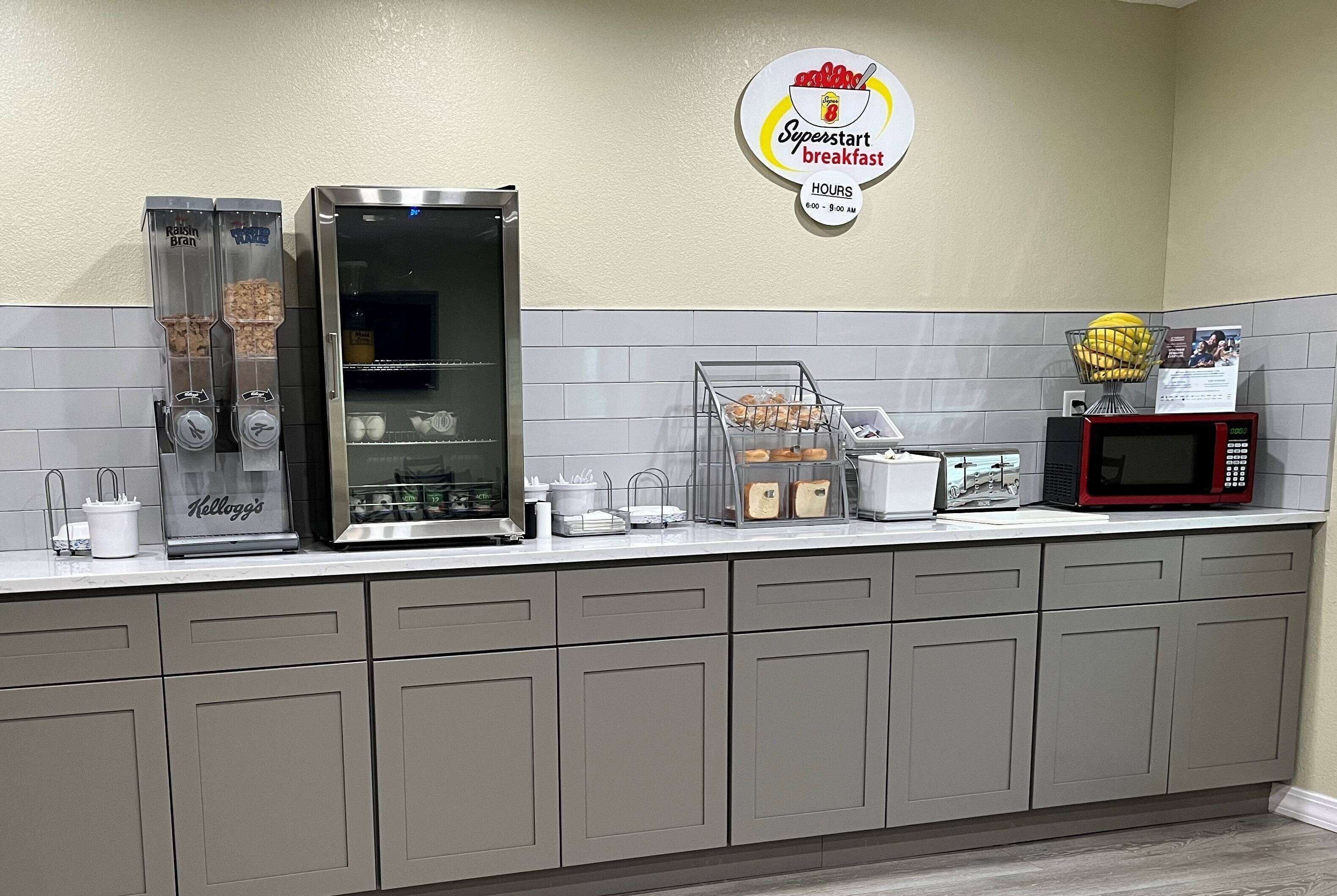 Photo - Super 8 by Wyndham Indianapolis Emerson