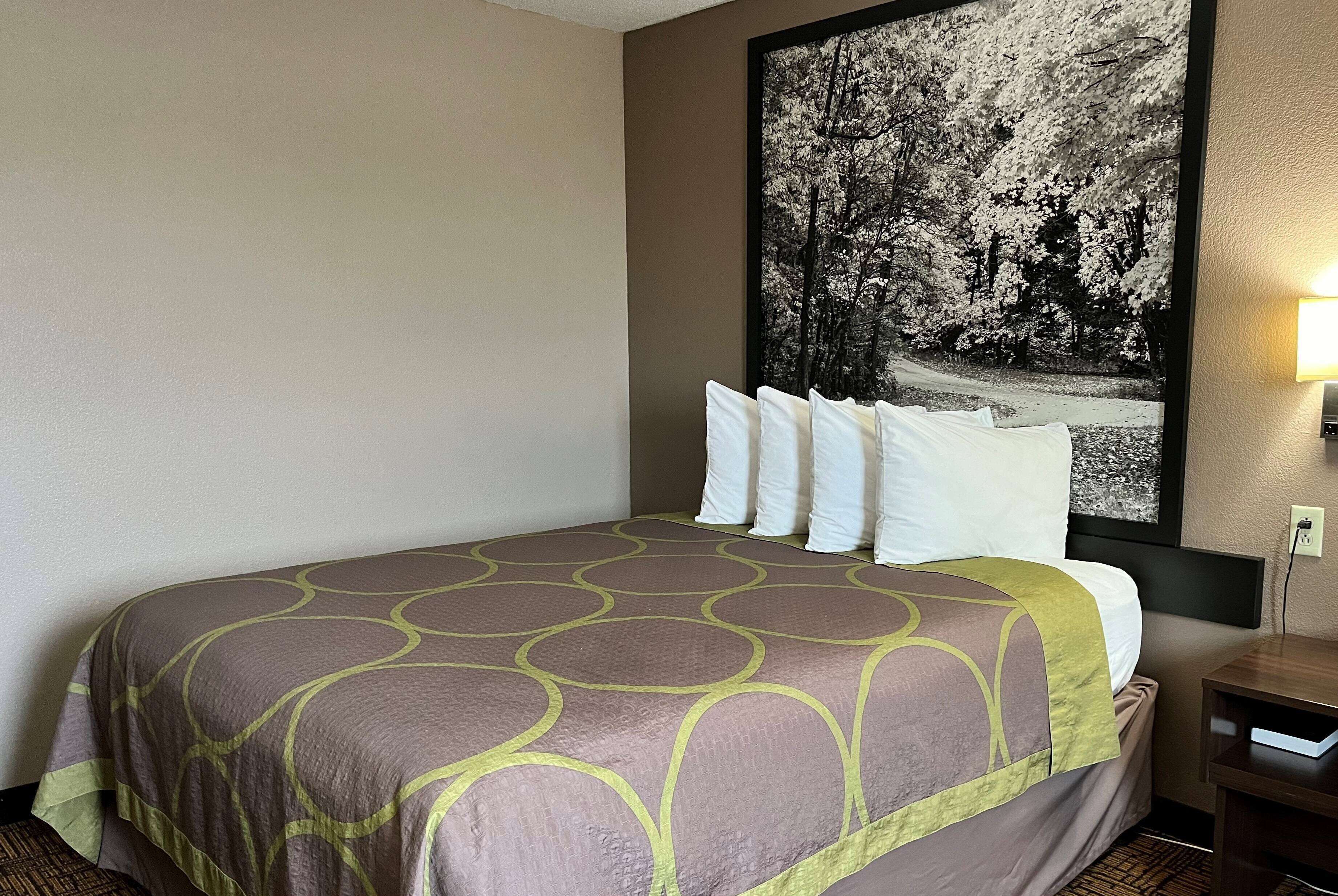 Photo - Super 8 by Wyndham Indianapolis Emerson