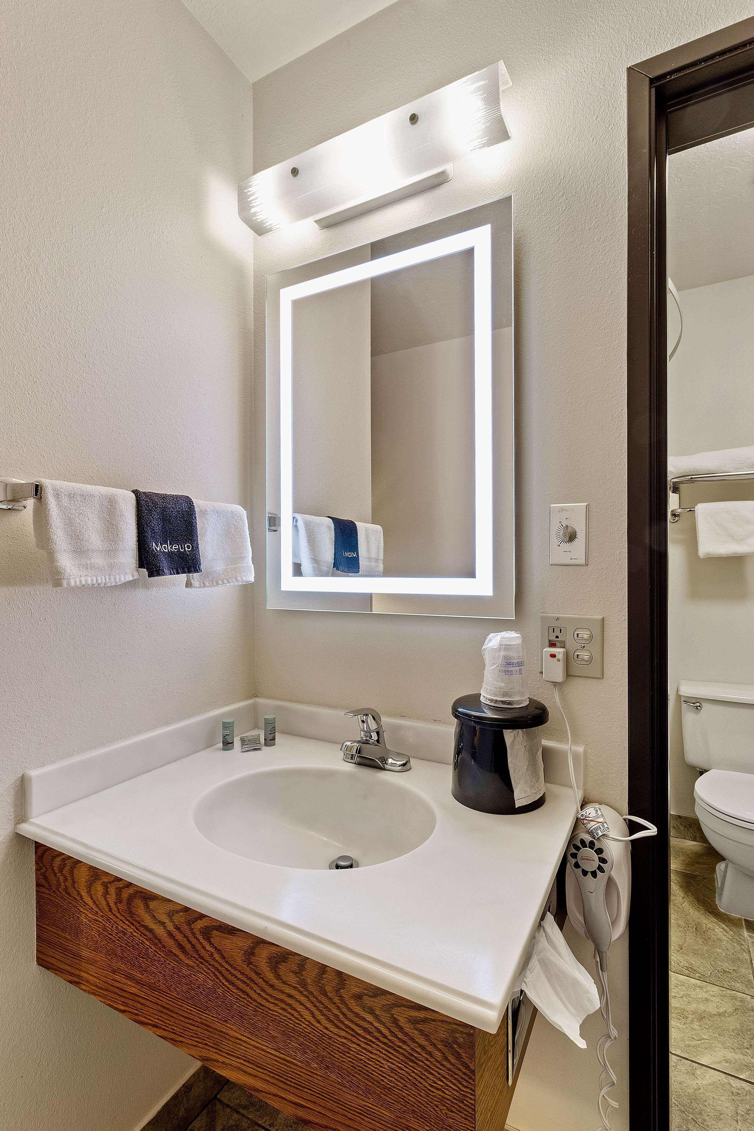 combined shower/bathtub, hair dryer, towels