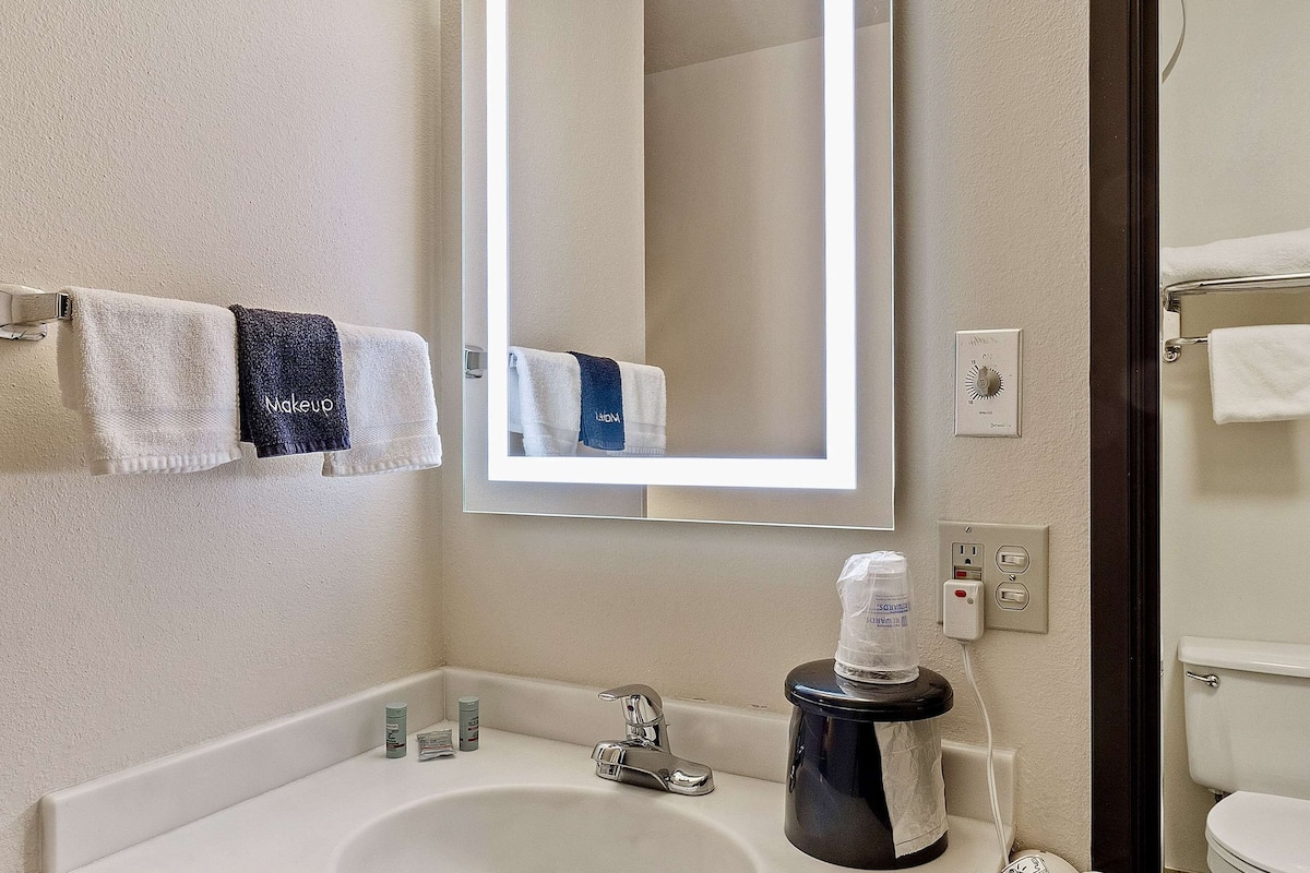 combined shower/bathtub, hair dryer, towels