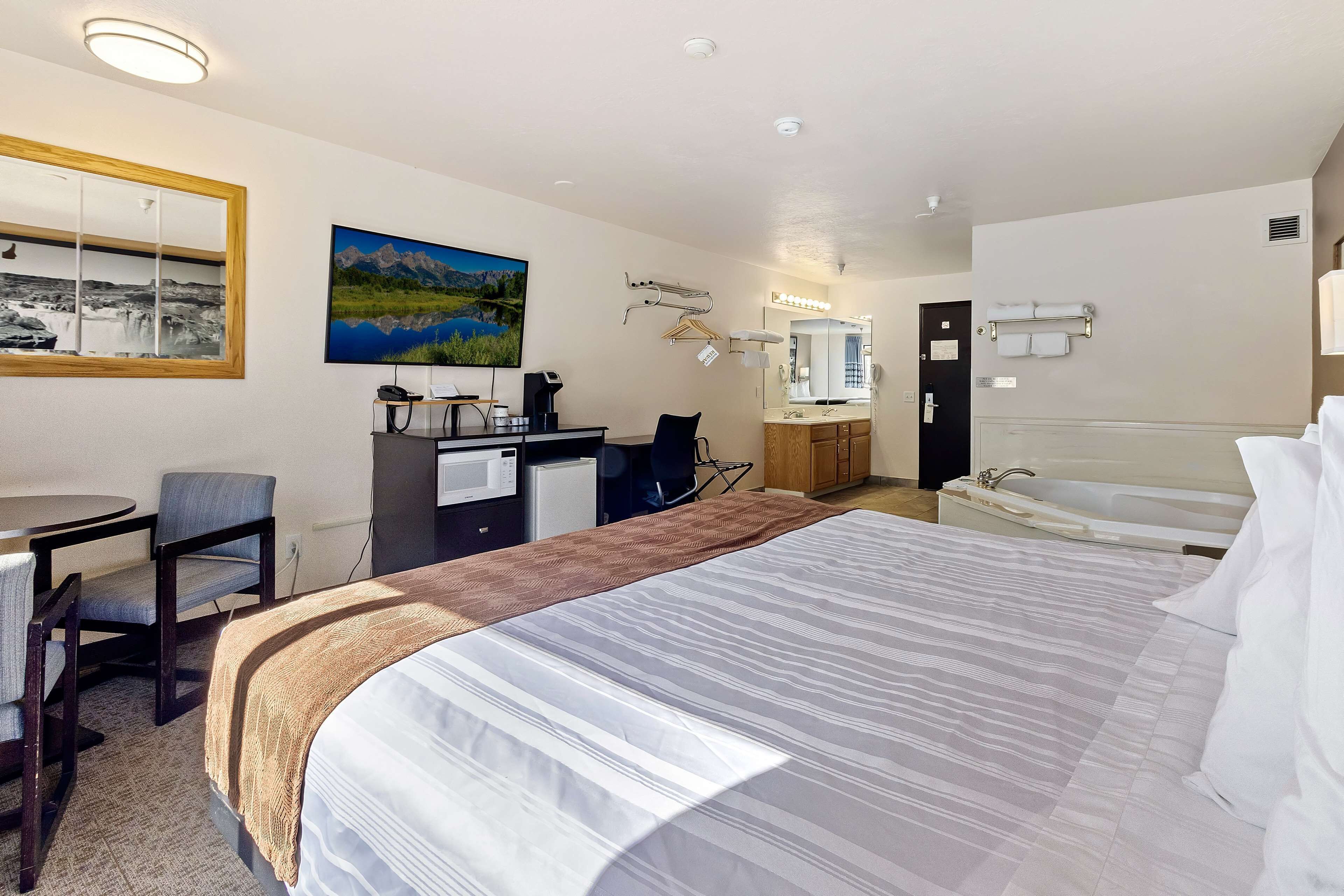 suite, 1 king bed, non smoking, jetted tub (walk-in shower) | 1 bedroom, iron/ironing board, free cots/infant beds, rollaway beds