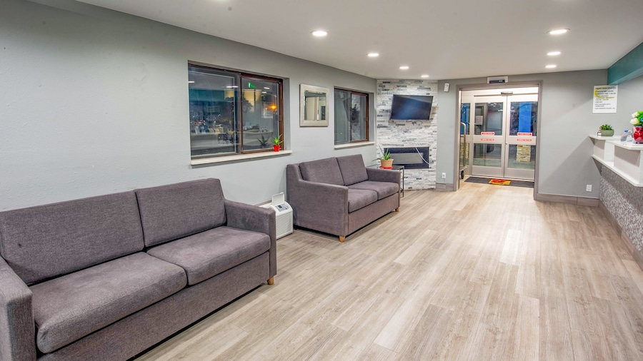 Super 8 by Wyndham Rockford I-90/Casino District