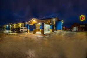 Un motel Super 8 doté d’une entrée abritée, d’un parking et d’une enseigne bien visible annonçant le Wi-Fi gratuit et le petit-déjeuner.