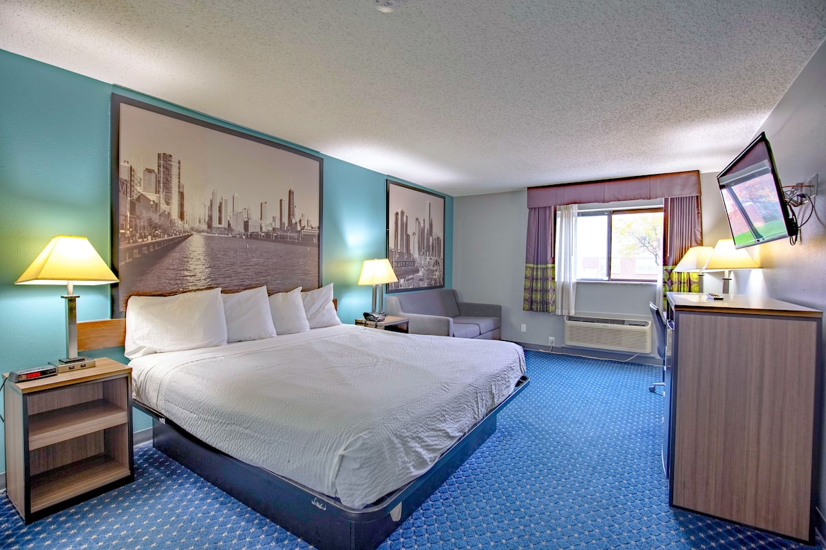 Business Room, 1 King Bed | Pillowtop beds, in-room safe, individually decorated