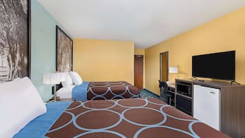 Une chambre d’hôtel avec deux lits, une télévision, un bureau et un réfrigérateur.
