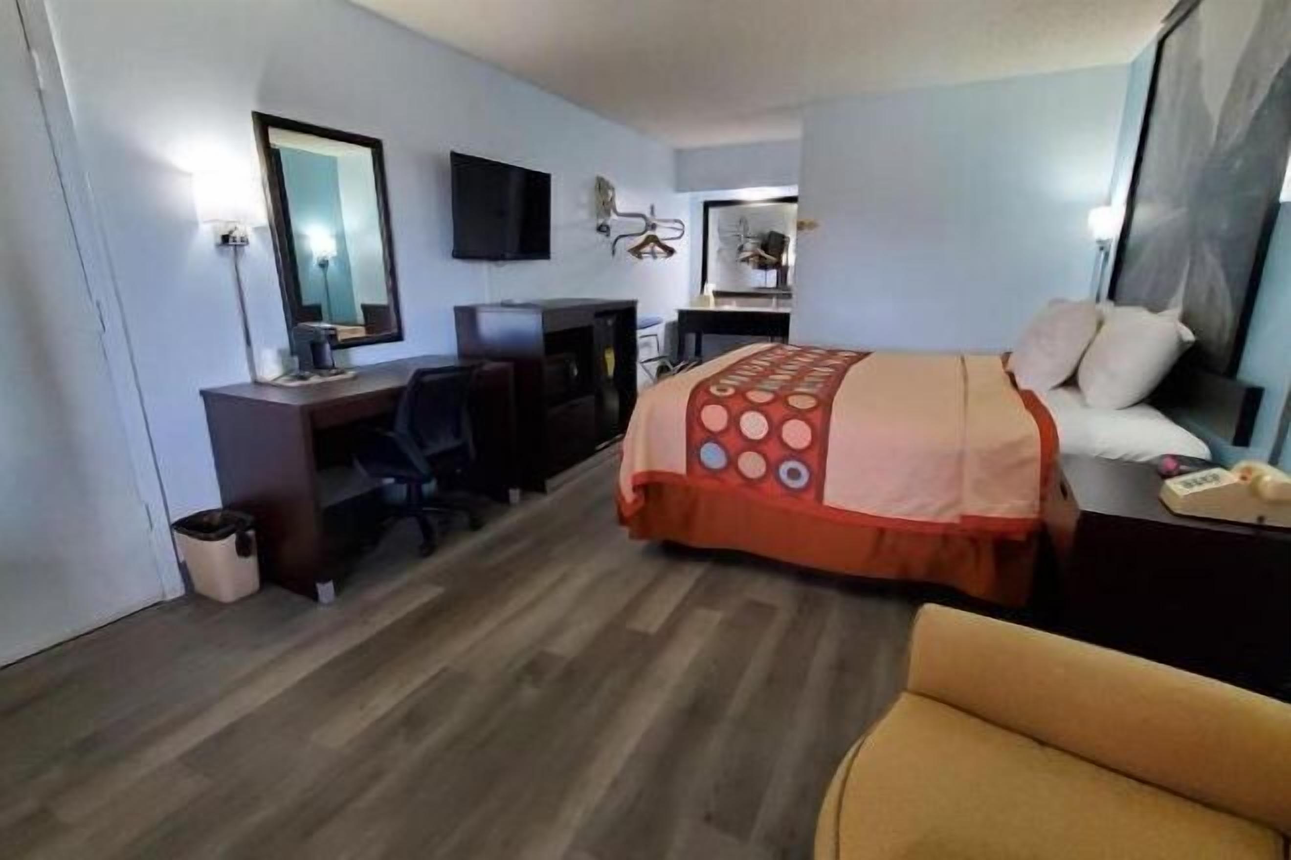 Dundyner, skrivebord, skrivebord for bærbar PC og blendingsgardiner