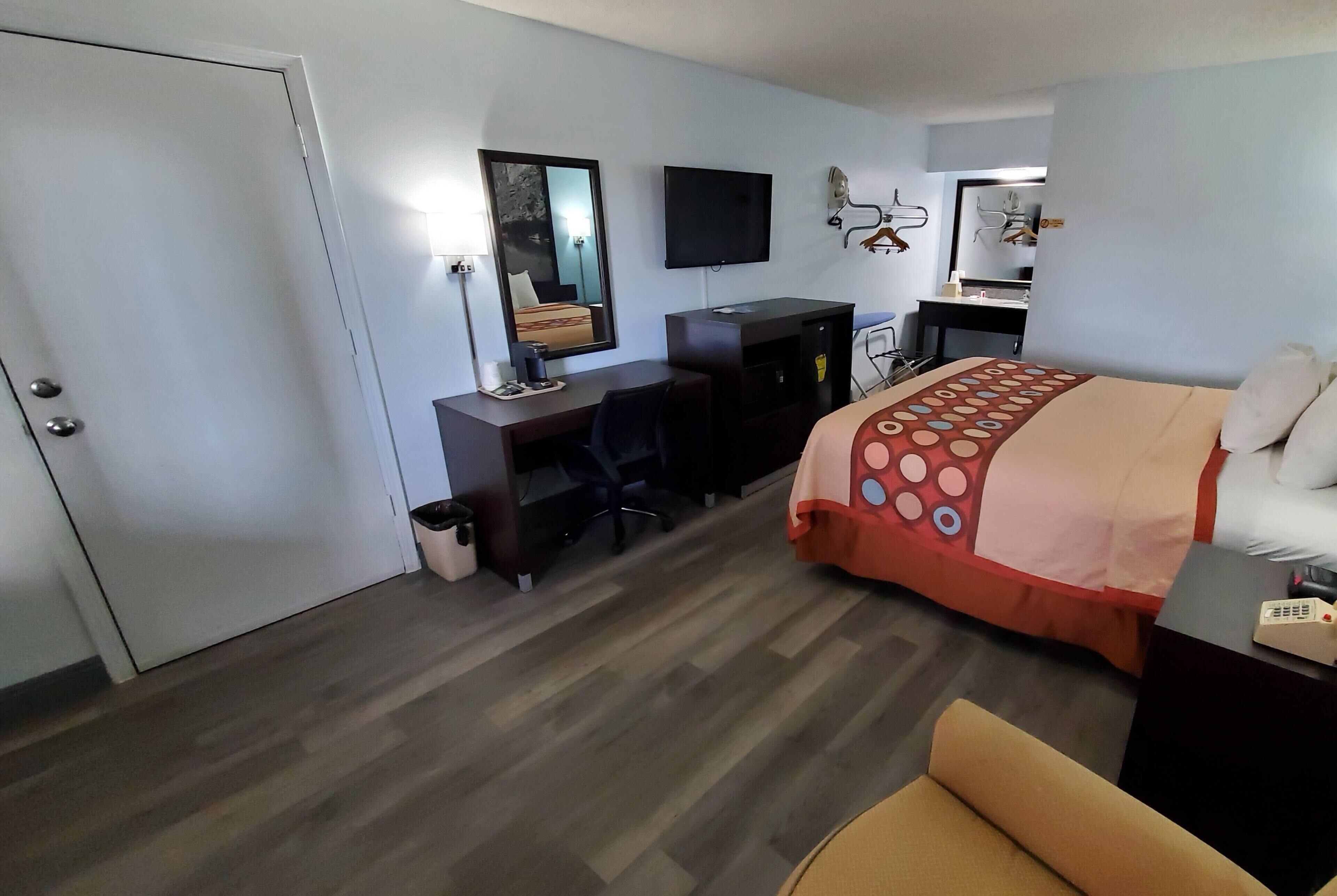 客房, 1 張加大雙人床 | 羽絨被、書桌、筆電工作空間、遮光布/窗簾