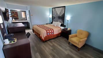 Rom, 1 kingsize-seng, tilgjengelighetstilpasset, ikke-røyk (Mobility/Hearing) | Dundyner, skrivebord, skrivebord for bærbar PC og blendingsgardiner